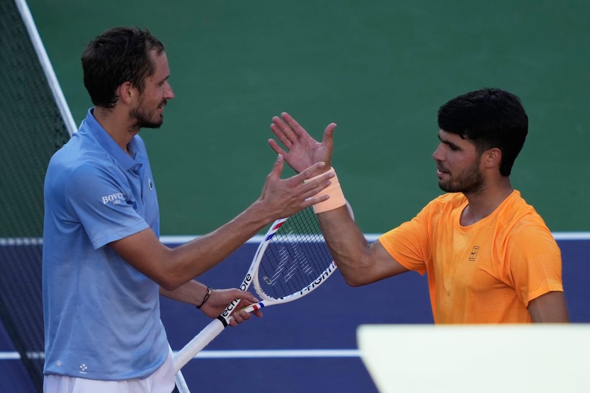 Daniil Medvedev se saluda con Carlos Alcaraz luego de eliminar al español en una semifinal de Indian Wells en la que lo dejó sin invicto en 2026.