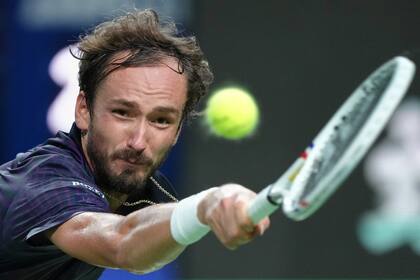 Daniil Medvedev superó al favorito Alex De Minaur of Australia y llegó hasta las semifinales de Shanghai