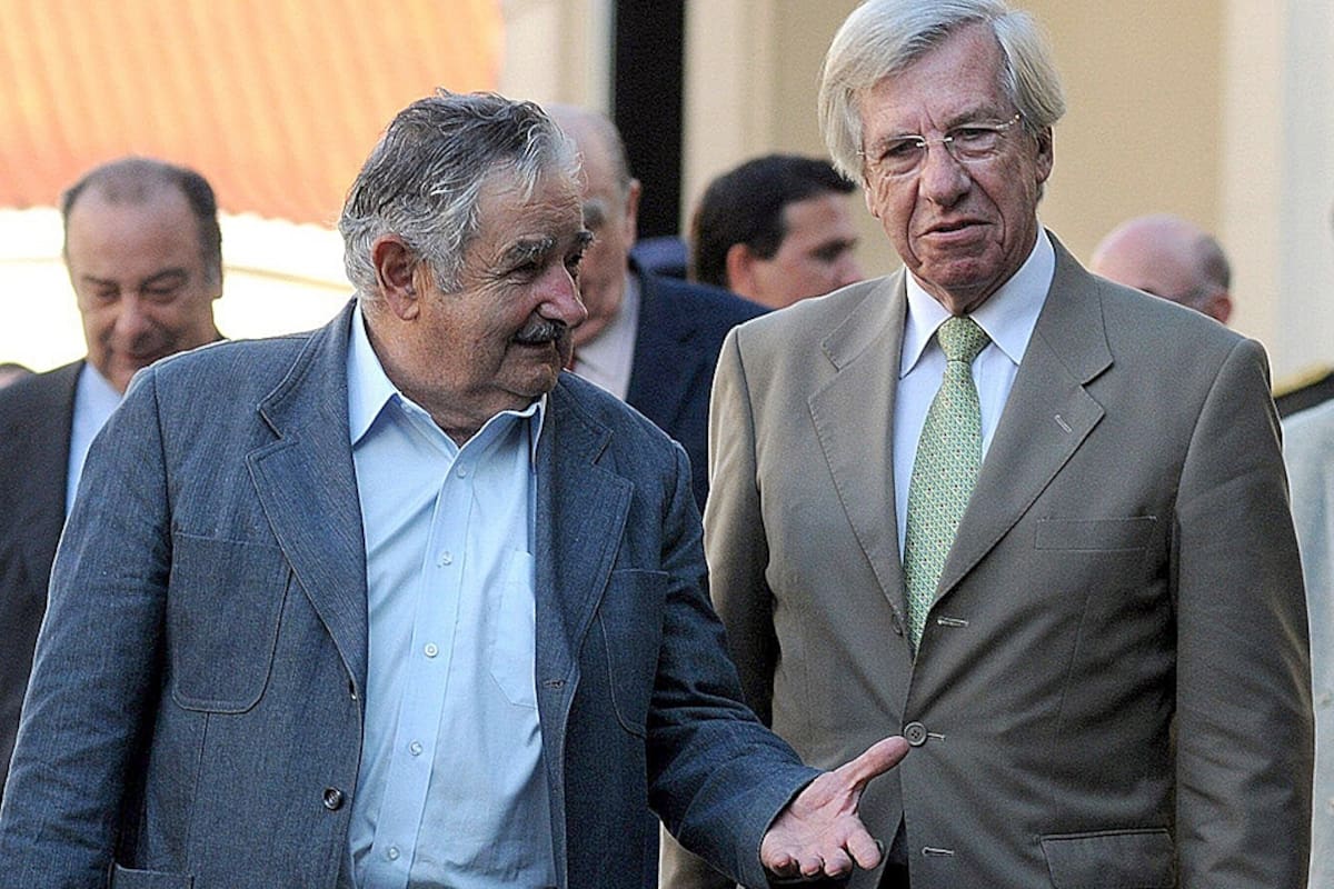 Danilo Astori, vicepresidente de Uruguay camina junto a José Mujica, presidente del mismo país