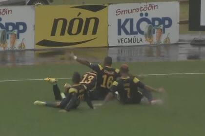 Danilo Rinaldi y sus compañeros se dan casi un chapuzón al celebrar el gol del argentino para La Fiorita, de San Marino, contra Inter d'Escaldes, de Andorra; fue el primer tanto de la Champions League que acaba de comenzar.