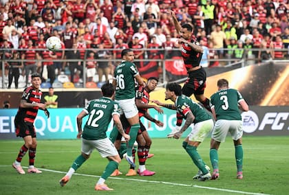 Danilo salta más que nadie y anota el gol que le dio a Flamengo la tercera Copa Libertadores en siete años