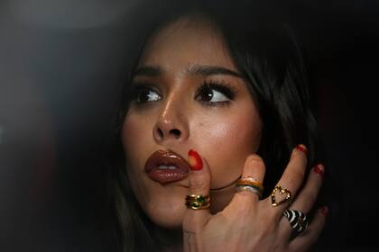 Danna vive el romance y el melodrama de las telenovelas en el video de “Khe Calor”