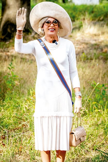 Danny asombró por su parecida caracterización
de la reina Máxima con un conjunto en blanco,
pamela, anteojos, guantes, perlas y una réplica
de la banda azul con franjas anaranjadas de la
Orden del León de los Países Bajos