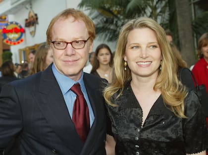 Danny Elfman y Bridget Fonda en una postal del 2023