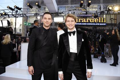 Los británicos Nicholas Hoult y Joe Alwyn, los dos galanes de La favorita