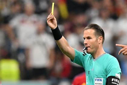 Danny Makkelie, el árbitro que dirigirá el partido entre la Argentina y España, dirigió el domingo a España y Alemania