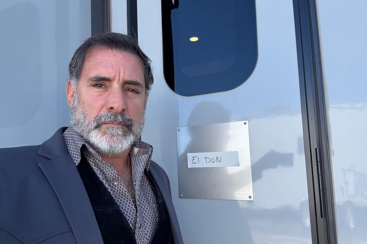 Danny Pardo frente a su tráiler en el rodaje de High Rollers, donde interpreta al villano (El Don), como coprotagonista de John Travolta