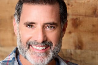 De tocar fondo a amigo de John Travolta: la impactante vida del actor argentino que conquistó Hollywood