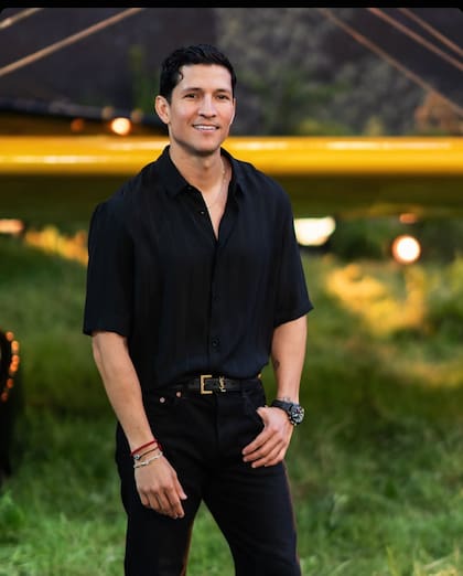 Danny Ramírez en la alfombre roja de Top Gun: maverick.