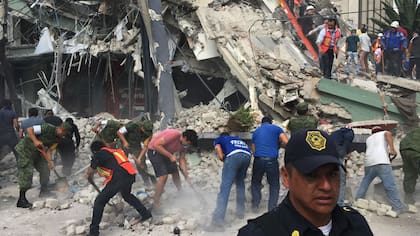 Mucha gente quedó atrapada por los derrumbes