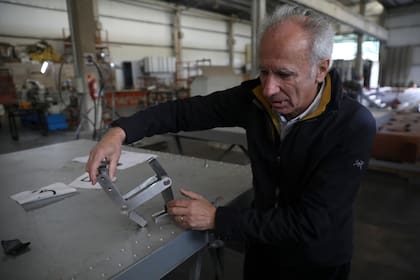 Tisi muestra piezas de las puertas diseñados en su taller