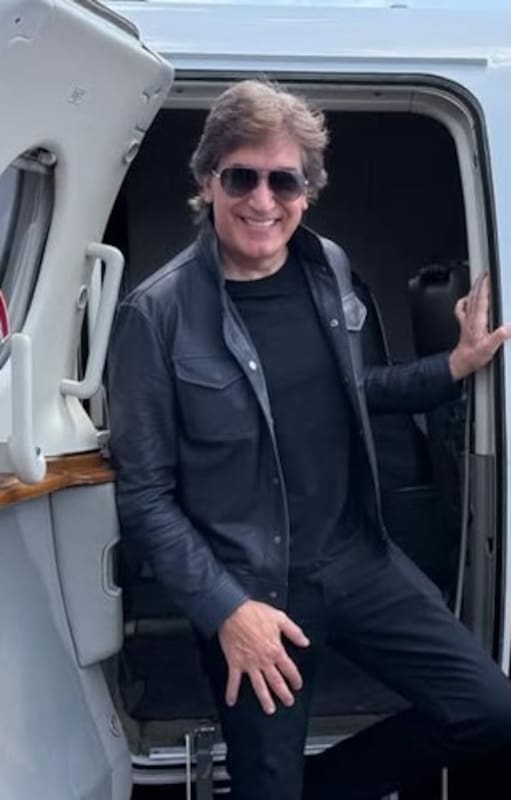 Dante Gebel, en vuelo privado, para hacer su espectáculo "PresiDante" por toda la Argentina y las principales ciudades de Latinoamérica