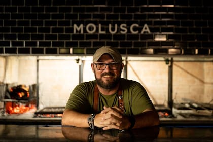 Dante Liporace en la barra de Molusca, su nuevo restaurante en Pinamar