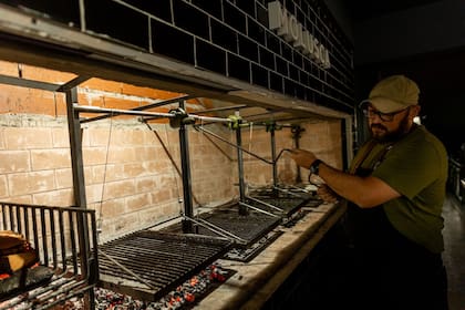 Dante Liporace en la cocina de Molusca Pinamar