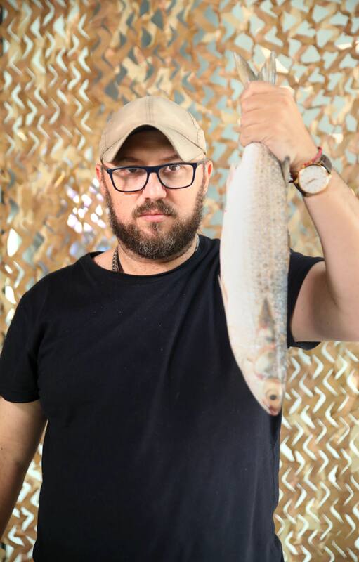 Dante Liporace en Molusca, su cantina de mar sofisticada. Aunque coquetea con el revuelo mediático, se pone serio al hablar de cocina.