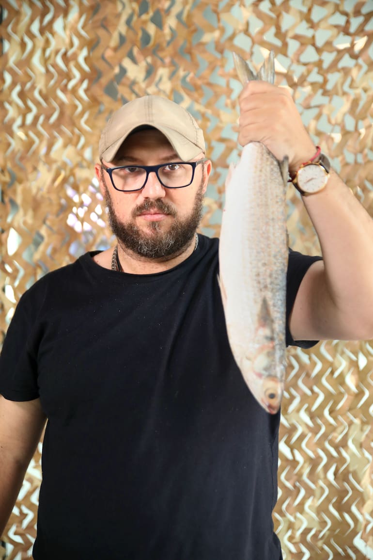 Dante Liporace en Molusca, su cantina de mar sofisticada. Aunque coquetea con el revuelo mediático, se pone serio al hablar de cocina.