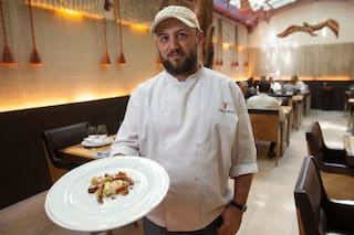 Un chef mandó al frente a dos famosas que le habrían pedido canje y una lo cruzó en Twitter