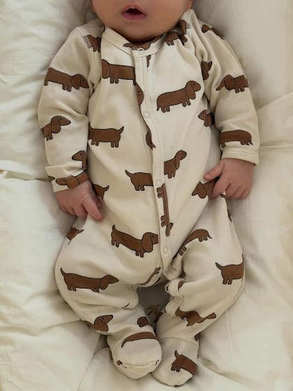 Dante mientras duerme en la cama de sus padres