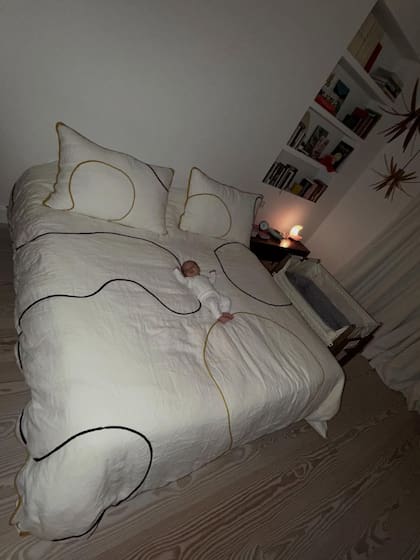 Dante mientras duerme en la cama de sus padres