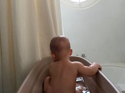 Dante mientras toma un baño
