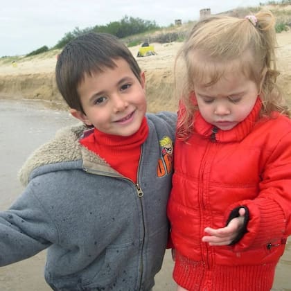 Dante Ortega junto a su hermana Paloma cuando eran pequeños