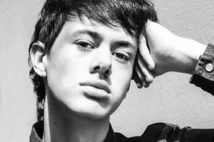 Dante trabaja en una agencia de modelos como un "mientras tanto"