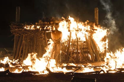 Dany apunto de entrar a la pira funeraria