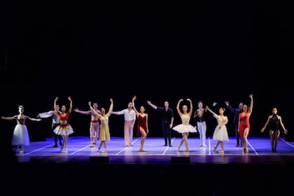 Buenos Aires Ballet está integrada por bailarines principales, solistas y del cuerpo de baile del Teatro Colón