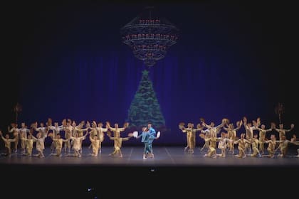 Desde mitad de año, los alumnos se preparan para la función de fin de año en el escenario del Teatro Colón
