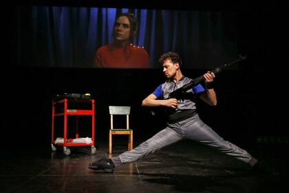 "Los militares nunca me cargaron por ser bailarín", dice Edgardo y vuelve sobre una anécdota de las noches de guardia en el liceo, experiencia que había sacado a relucir en la obra biográfica "Danza de los Estados", de Florencia Werchowsky