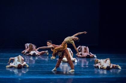 Un fragmento de "Forsisson", sobre las cuatro estaciones de Vivaldi, por el Ballet Contemporáneo del Teatro San Martín