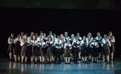 El Coro Nacional de Niños se sumó en el último cuadro de Niñotierra, obra especialmente creada para esta gala Danzar por la Paz