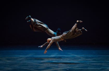 Escena voladora de "Los caballeros de la tempestad", la propuesta que trajo la Cie Ladainha