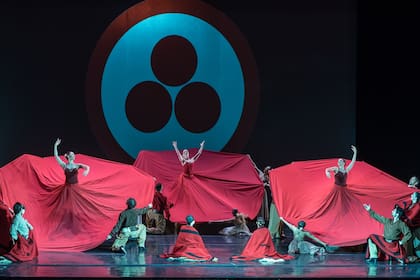 El Ballet folklórico Nacional con sus vestidos rojos, a tono con la bandera de la Paz
