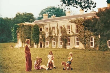 Daphne du Maurier, la escritora de la novela original adaptada al cine por Hitchcock y ahora por Netflix que acaba de estrenarla, se obsesionó con una finca llamada Menabilly. En ella se inspiró para recrear la casa Manderley: el escenario principal de la ficción. En la imagen, la autora con sus hij