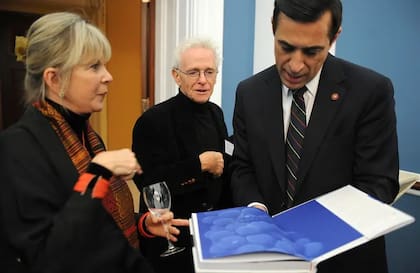 Daphne y Chuck en la presentación de su libro "Wine Across America: A Photographic Road Trip" en 2007