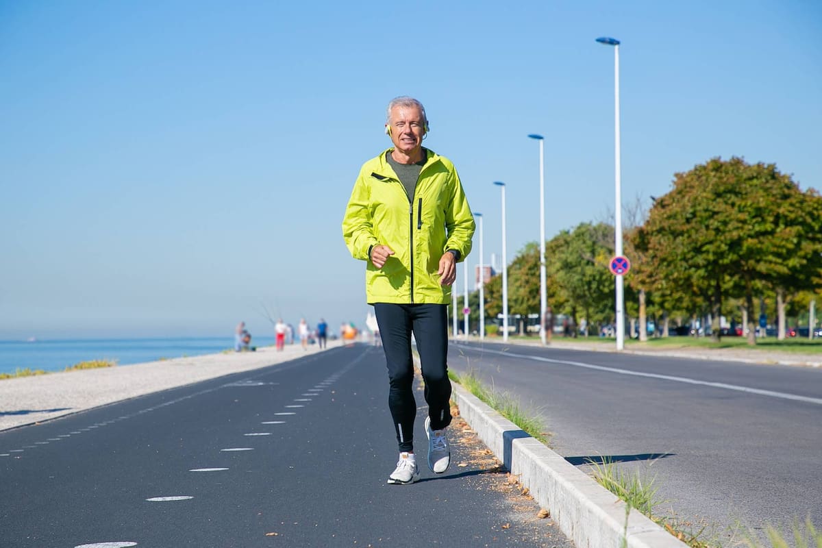 ¿Dar un paseo cuenta como ejercicio? La advertencia de un cardiólogo: “Hay que caminar a un ritmo rápido para que el corazón se acelere”