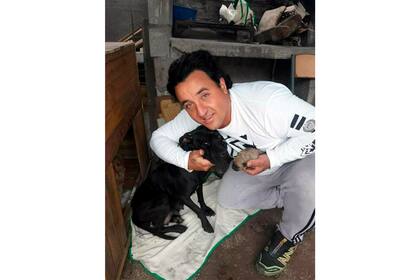 Dardo "Bocha" Miranda junto a una perra y un cachorrito