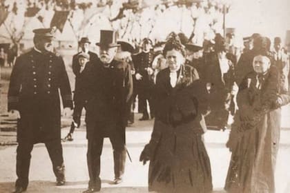 Dardo Rocha y Paula Arana Merino, durante un paseo; la pareja tuvo un amor a primera vista con Mar del Plata