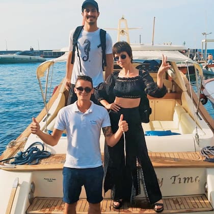 Después de la travesía, Úrsula y el Chino se sacaron una foto con el capitán –y único tripulante– del Lovely Time