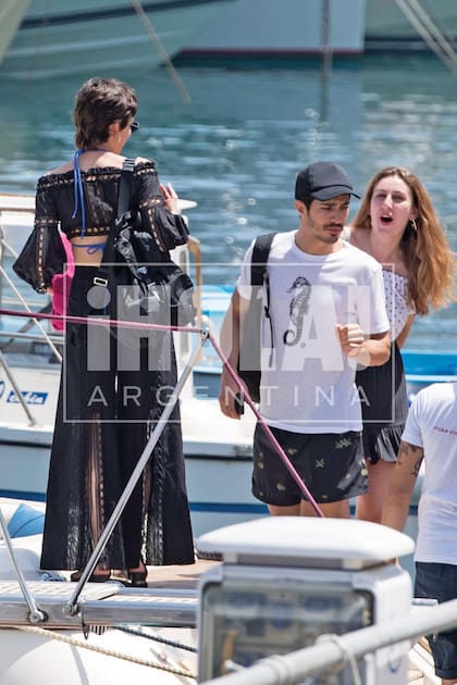 Se embarcaron en Lovely Time, un crucero de 11,5 de eslora, con un camarote y dos camas. Los acompañaron cinco amigos, entre ellos los maquilladores Amparo Sánchez e Iván Gómez, que asistieron a Úrsula en los compromisos profesionales que sostuvo en la isla.