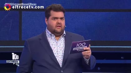 Darío Barassi conduce 100 argentinos dicen con mucho histrionismo y no le va mal