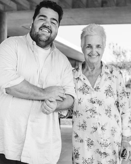 Darío Barassi junto a su mamá Laura.
