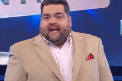 Darío Barassi se asombró por los músculos de un participante en 100 argentinos dicen (eltrece) (Crédito: Captura de video eltrece)