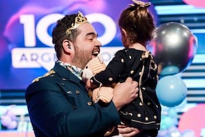 Darío Barassi sostiene en sus brazos a su hija Emilia en el estudio de grabación de 100 argentinos dicen (eltrece) (Crédito: Instagram/@DaríoBarassi)