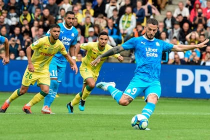 Darío Benedetto ejecuta el penal contra Nantes: la pelota se irá por arriba del travesaño.