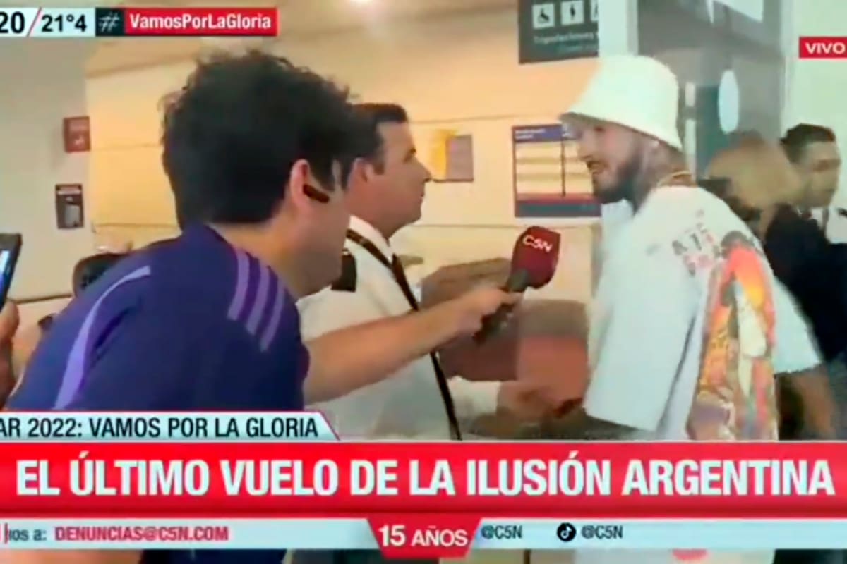 Darío Benedetto es descubierto por un periodista en el aeropuerto de Ezeiza, a punto de viajar hacia Qatar para asistir a la final del Mundial, entre la Argentina y Francia.