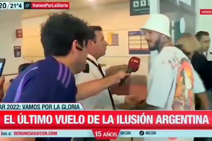 Darío Benedetto es descubierto por un periodista en el aeropuerto de Ezeiza, a punto de viajar hacia Qatar para asistir a la final del Mundial, entre la Argentina y Francia.