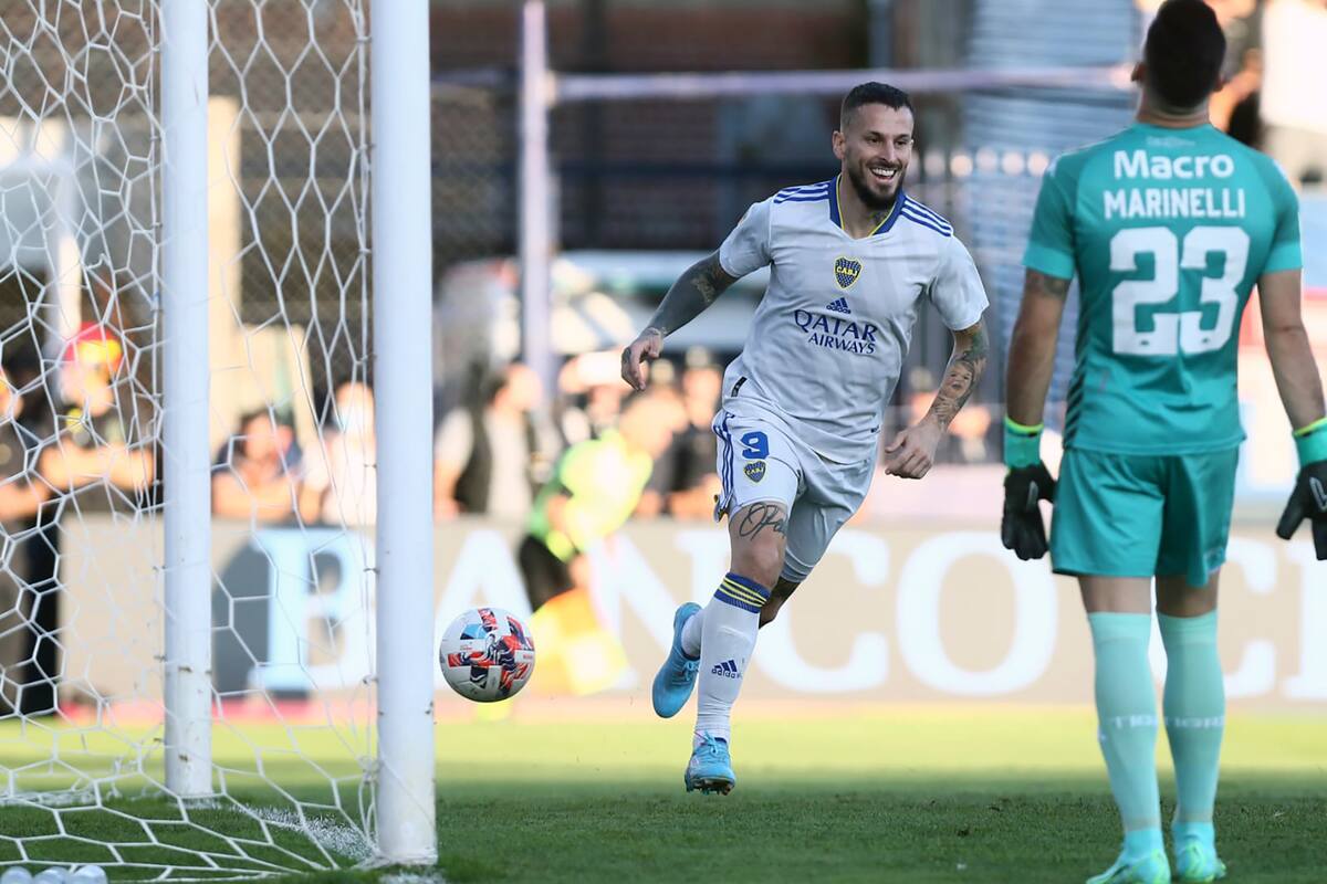 Darío Benedetto festeja su gol ante Tigre, el que marcó luego de corregir un remate de Sebastián Villa; Boca ganó 2-0 en Victoria