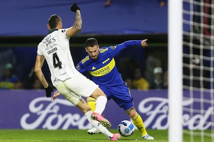 Darío Benedetto fue titular y luego lo reemplazó Luis Vázquez como centrodelantero